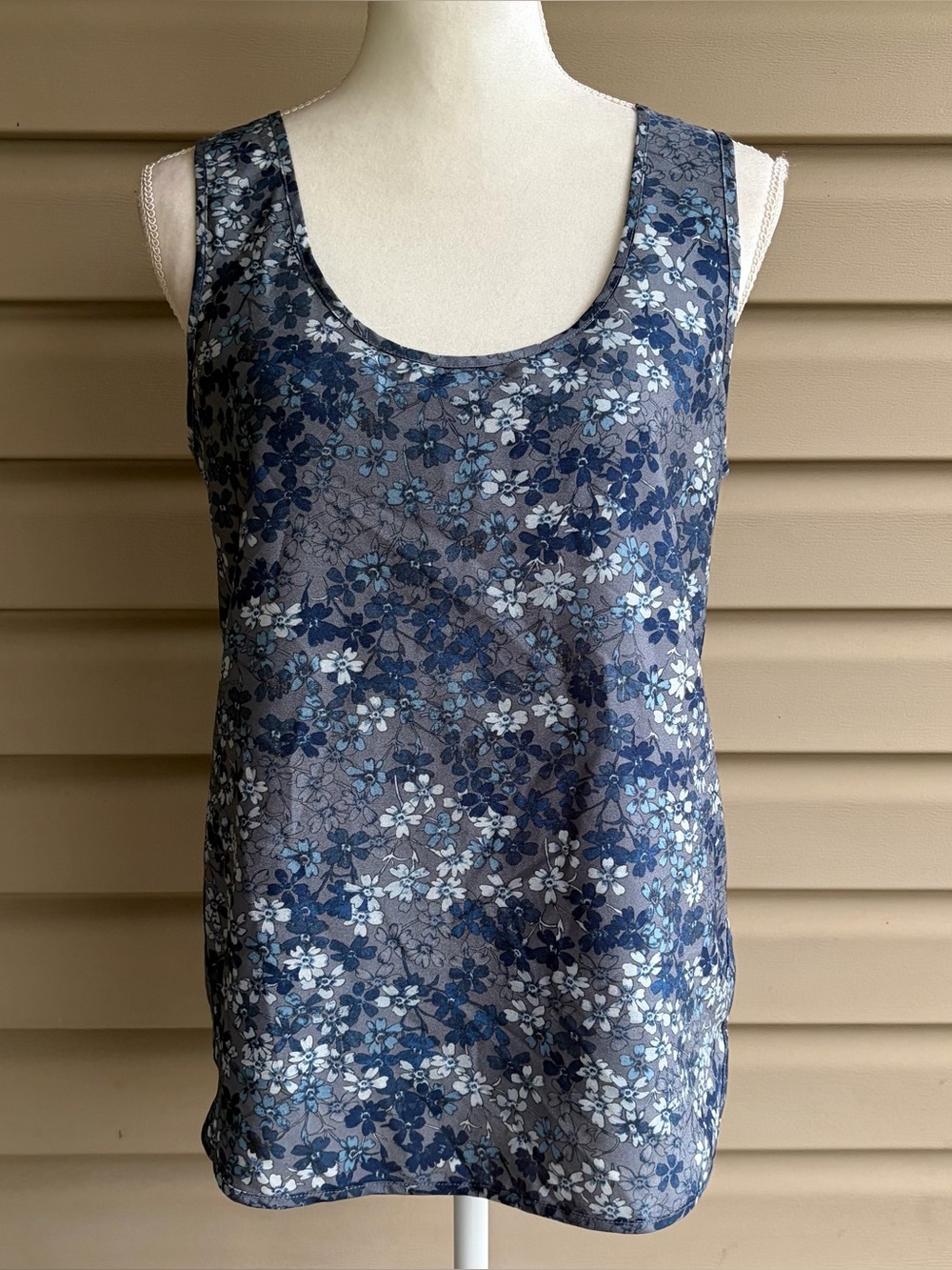 •Banana Republic• Sleeveless Blue/Gray Mixed Media Floral Top – Size Medium